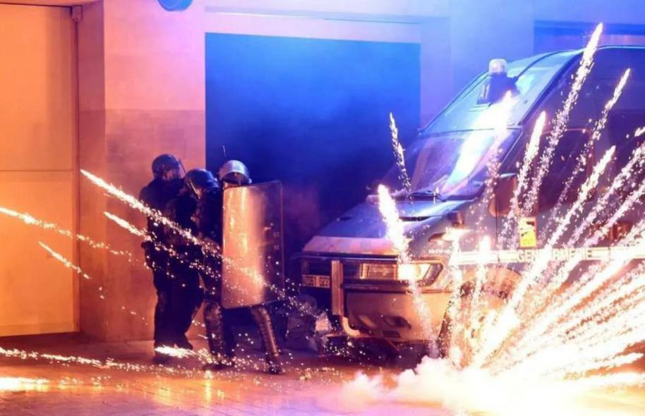 法媒：巴黎夺冠庆典再度引发骚乱，有人向警方发射简易迫击炮