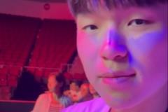 杨瀚森为王楚钦比赛挑边 表示曾练过一个月乒乓球