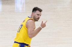 东契奇半场爆发21分3板3助 罚球8投7中火力全开！