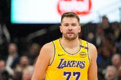 东契奇半场9投2中仅得9分6板3助三分6中1