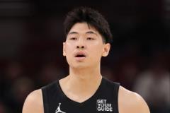 崔永熙：穿NBA球衣的感觉很不真实，甚至怀疑是不是自己