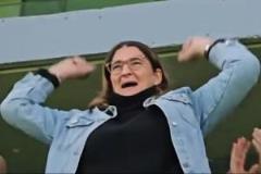 姆巴佩妈妈现场见证儿子神级任意球，激动振臂庆祝