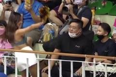 啦啦队美女直接在面前表演，真是便宜这位小胖哥了！