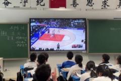 这老师太好了吧！老师在教室内大屏幕给学生播放火箭湖人大战~