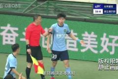 申花女球迷连续大喊：我CAO！于汉超登场1分钟后就破门