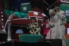 Speed历史性时刻亮相演唱会与大张伟合唱《阳光彩虹小白马》