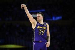 东契奇交易后首战独行侠首节高效砍下14分 主场球迷力挺MVP