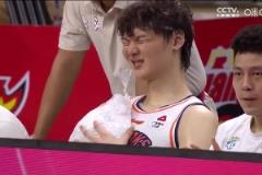 望无大碍！王哲林赛中胸口受伤冰敷 疼痛难忍离场接受治疗