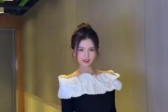 腾讯女主播炼炼：请问大家，哪套好看？我承认我不太协调~