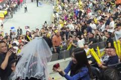 不一样的求婚方式！CBA现场女生向男生完成求婚！