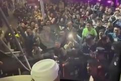 山西球迷是真热血啊！此前曾围堵广厦大巴齐声骂：许钟豪傻X