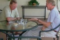 老年的悠闲生活！经典名场面：伯德和沃顿一边下棋一边聊球！
