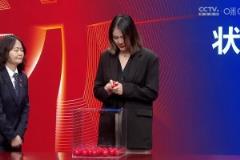 江苏男篮的女经理参加抽签！这颜值和身材真不错呀！