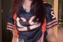跨界了？美娜身穿一身足球服跳手势舞：来个帅的~
