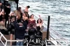 人均名媛卡戴珊现身巴黎游轮排队