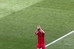 拜仁4-0霍村，托马斯穆勒最后一战下场时全场球迷以掌声致敬传奇