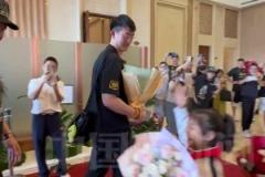 浙江广厦队载誉归来，抵达杭州！少先队员们在机场迎接 敬礼献花