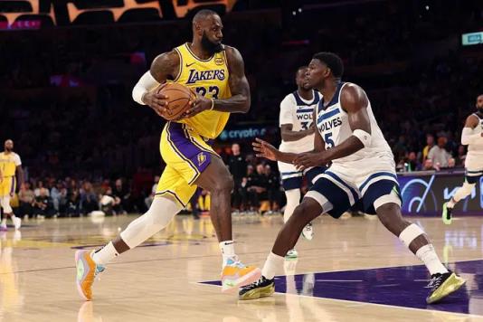 詹姆斯本赛季NBA常规赛最佳阵容评选中位列第七，总得分289分！