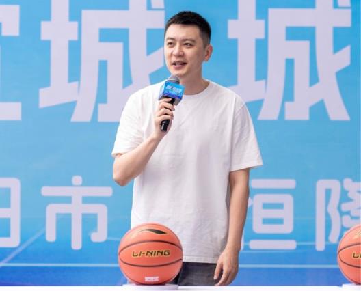 杨鸣出席篮球活动，抛球互动缓解备战压力
